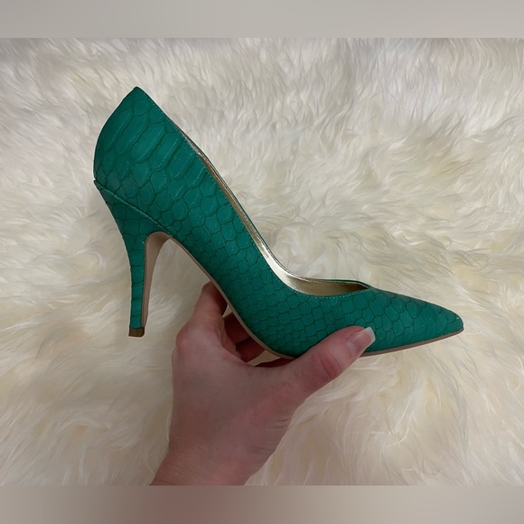 GUESS Crocodile Pointy Toe Heels - Picture 3 of 7
